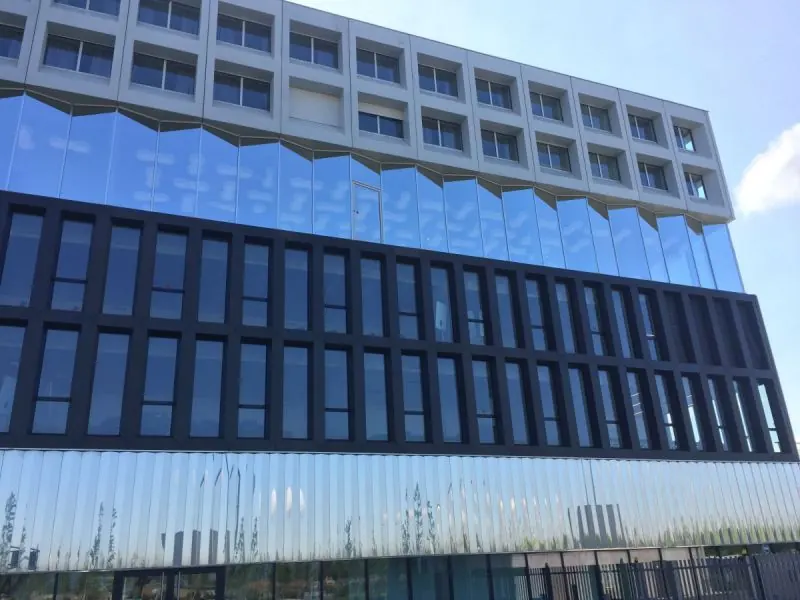 Mur-rideau du campus EDF à Saclay