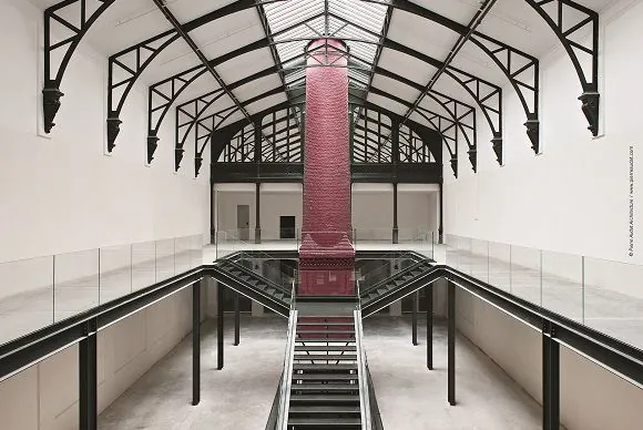 Hall sous verrière avec garde-corps vitrés Épure le long des coursives