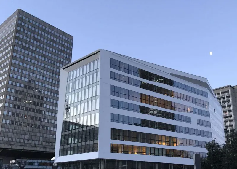 Bâtiment de bureaux en vêture technique et double-peau